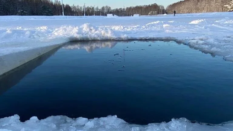 Jääauk lumise järve sees