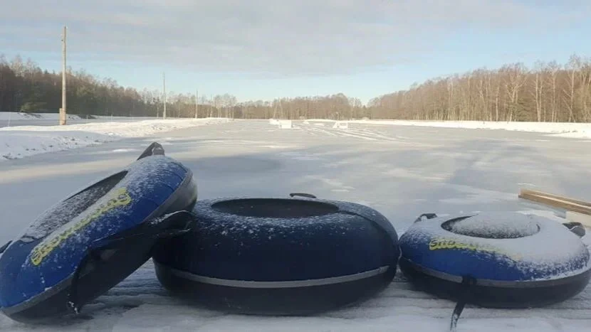 Lumised tuubid jäätunud järve ääres